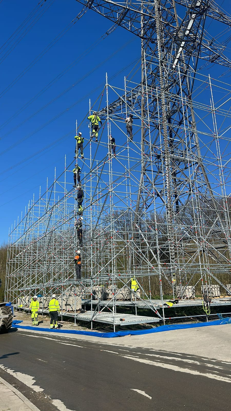 Gerüstbau beim Strommast