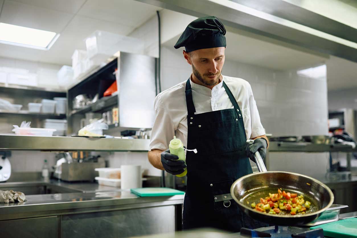 Küchenhilfe / Koch in professioneller Gastronomieküche